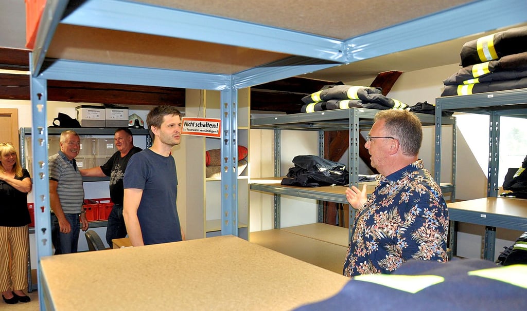 In der gemeinsamen BA-Kammer (BA = Bekleidung/Ausrüstung) der Freiwilligen Feuerwehr Saale-Wipper sieht es auch nicht aus wie in einem Kaufhaus. Kamerad Michael Kruse (rechts) führte die Mitglieder des Brandschutzausschusses um Alexander Siersleben (2. von rechts) durch die Regale.