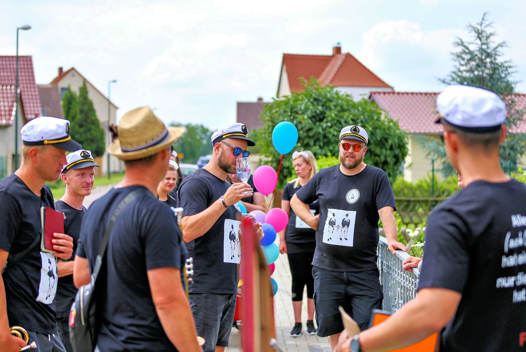 Die Küchenburschen und -mädchen sammelten auf ihrem sommerlichen Heischegang nicht nur Spenden, sondern verteilten auch Lichtmeß-Gläser.