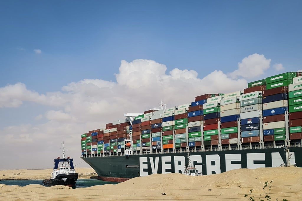 Ein Schlepper bei den Bemühungen zur Freilegung vom Containerschiff „Ever Given“.