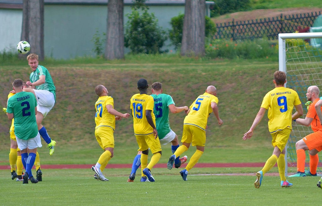 Der SSC Weißenfels (gelbe Trikots) und Blau-Weiß Zorbau trennten sich in einem Testspiel 2:2.