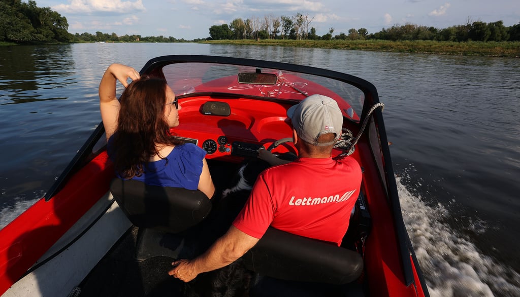 Ein Mann und eine Frau fahren mit einem Motorboot auf der Elbe bei Magdeburg. Wegen Corona haben auch viele Sachsen-Anhalter Urlaub mit dem Boot für sich entdeckt.