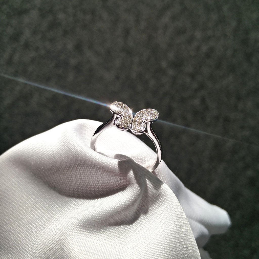 Ein Ring mit einem natürlichen Diamanten.