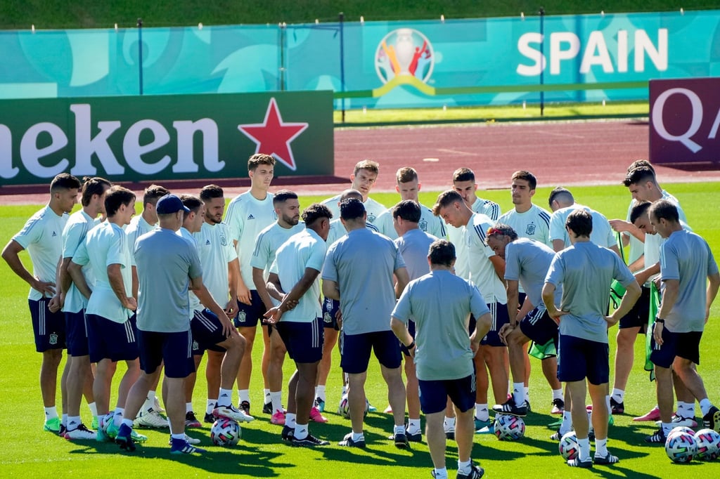 Die spanische Nationalmannschaft bereitet sich in der Heimat auf das Halbfinale gegen Italien vor.