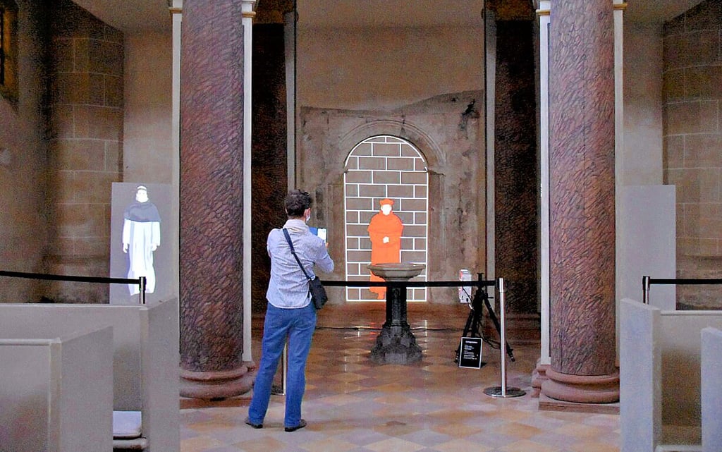 Burgstudierende haben mit der Installation „Lichtgestalten“ Persönlichkeiten der Dom- sowie der halleschen Stadtgeschichte lebendig werden lassen.