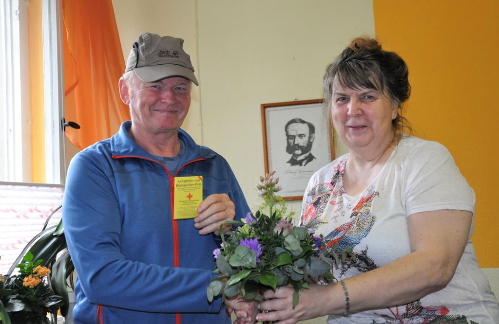Zum 50. Mal spendete Hans-Joachim Bartkowicz jetzt Blut. Als Dankeschön überreichte ihm Marlies Leißring, Büroleiterin des DRK-Standortes in Zerbst, einen Blumenstrauß.