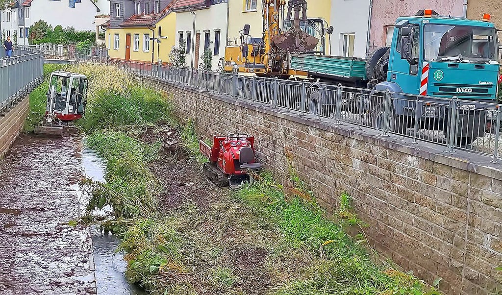 Die Gonna wird von Kraut und Müll befreit.