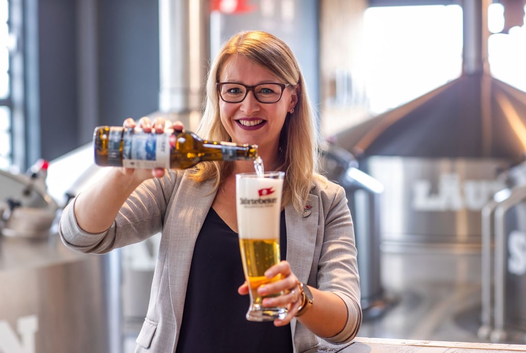 Elisa Raus, die amtierende Weltmeisterin der Biersommeliers, schenkt ein Bier ein.