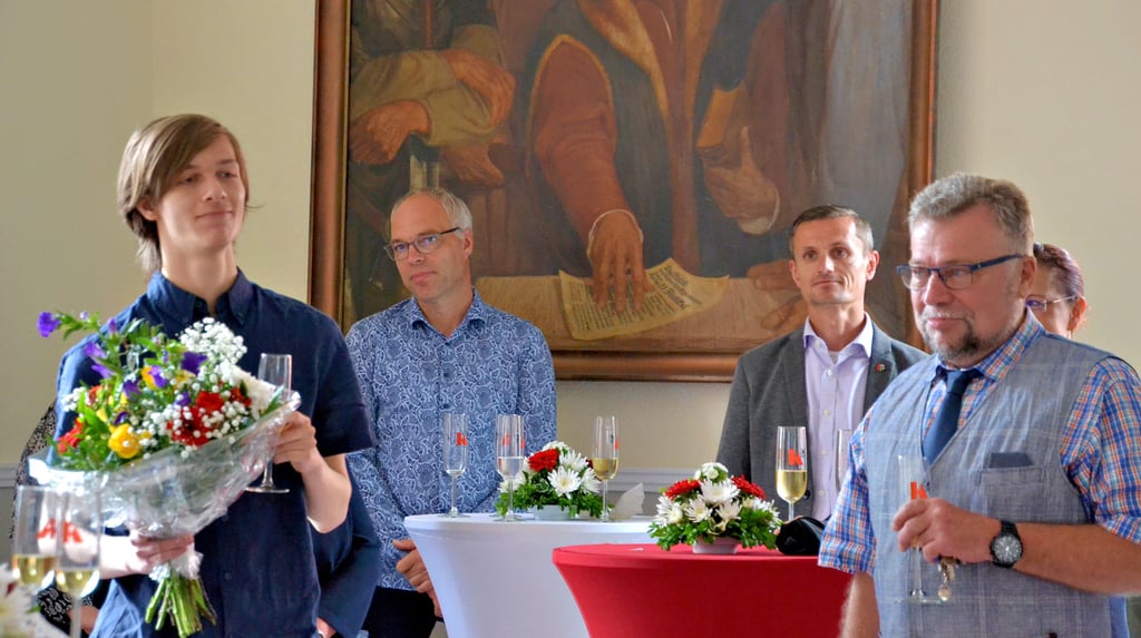 Die Eltern von Ian Bieneck (l.) haben den ersten Vertrag mit der Schule geschlossen. Klaus Lindner (r.) ist ein „Lehrer der ersten Stunde“.