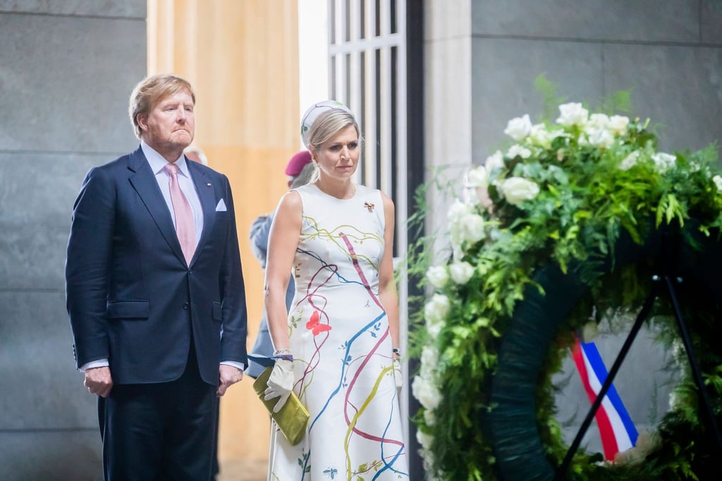 König Willem-Alexander der Niederlande und Königin Maxima bei einer Kranzniederlgung.