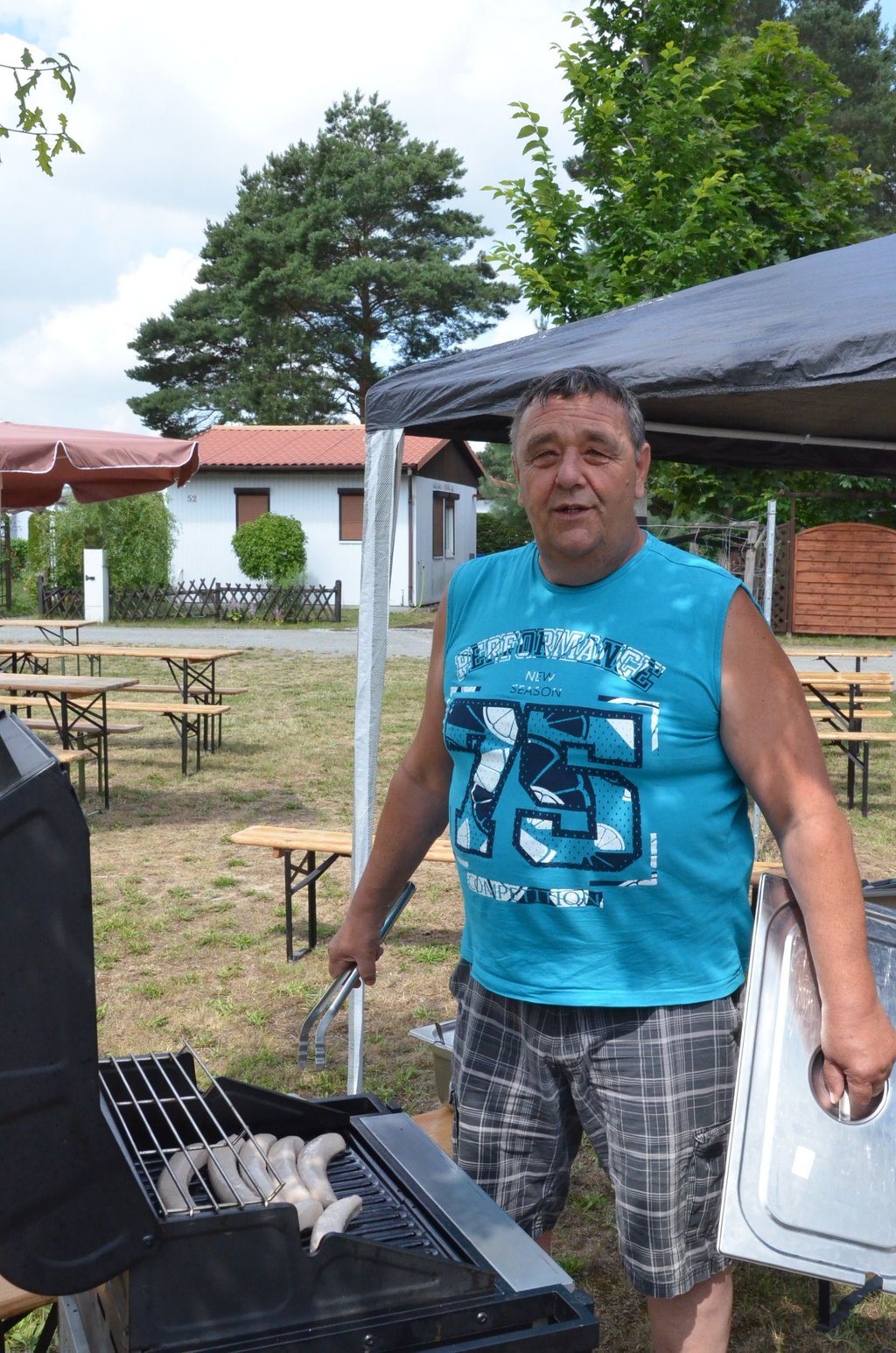 Campingplatzbewohner Manfred Rosenfeld half den Bistrobetreibern am Grill, zudem kümmerte er sich um das Schwein.