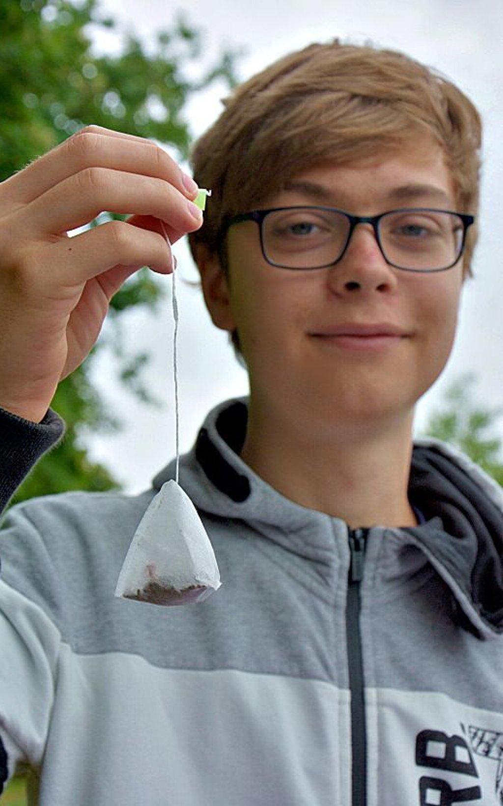 Konstantin Seidel mit einem der jetzt verbuddelten Teebeutel.