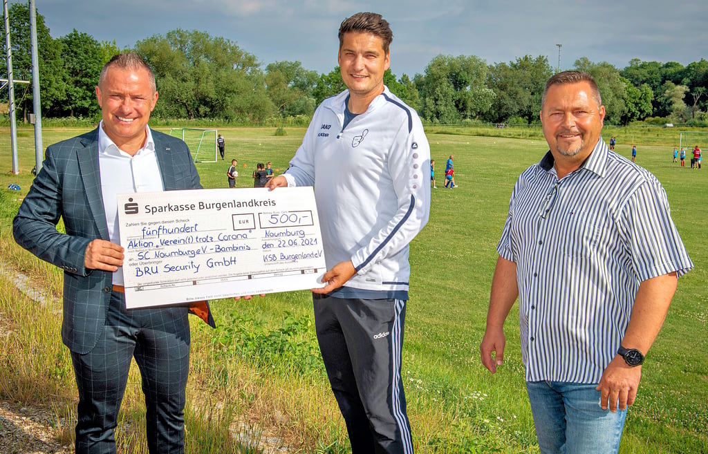Der Präsident des Kreissportbundes Burgenland, Frederik Sandner (r.), zeichnet Trainer Martin Pastuschek für seine Fußball-Bambini-Aktion während des Corona- Lockdowns aus. Der SC Naumburg erhält 500 Euro, gesponsert von Dirk Claus (l.), Geschaftsführer der BRU Security GmbH.