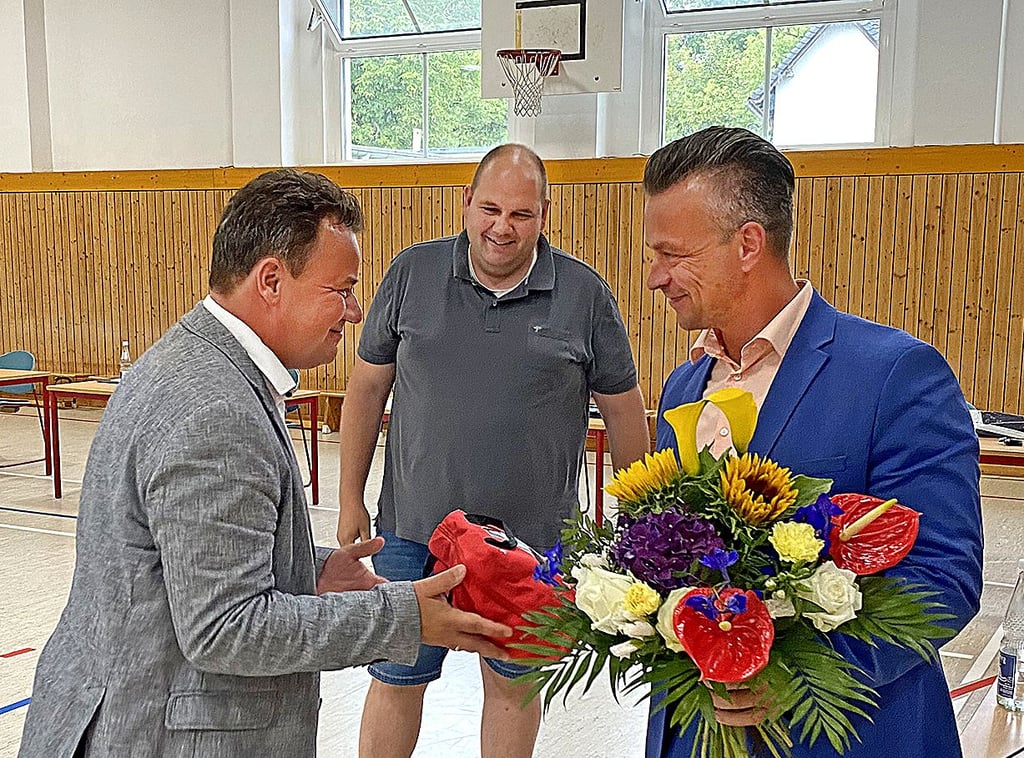 Die CDU-Fraktion verabschiedet sich von Bürgermeister Andy Grabner (CDU): Torsten Kaltofen (l.) und Andreas Wolkenhaar.