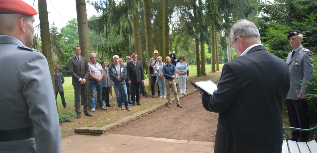 Joachim-Friedrich von Witten (rechts) und Rolf-Reiner Zube (vorn rechts) hielten anlässlich des 241. Geburtstages von Carl von Clausewitz auf dem Ostfriedhof die Gedenkreden.