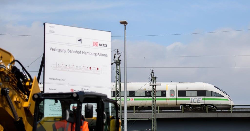 Ein ICE der Deutschen Bahn fährt an der Baustelle des neuen Bahnhofs Hamburg-Altona vorbei.