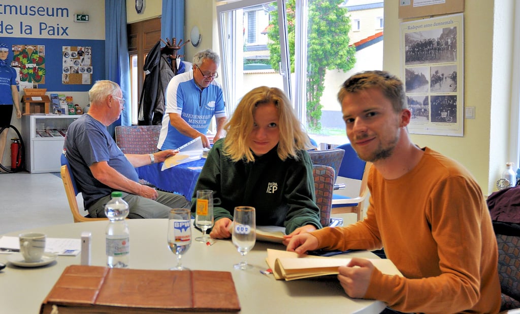 Geschichtsstudent Paul Batcabe-Lacoste und seine Begleitung Charlotte Barbier recherchierten im Friedensfahrt-Museum in Kleinmühlingen. Im Hintergrund suchen Horst Schäfer (ganz hinten) und Jürgen A. Schulz nach den passenden Quellen.