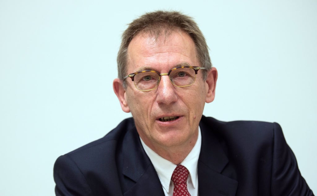 Andreas Behm gibt eine Pressekonferenz.
