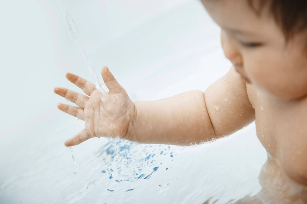 Baby beim Baden (Symbolbild).