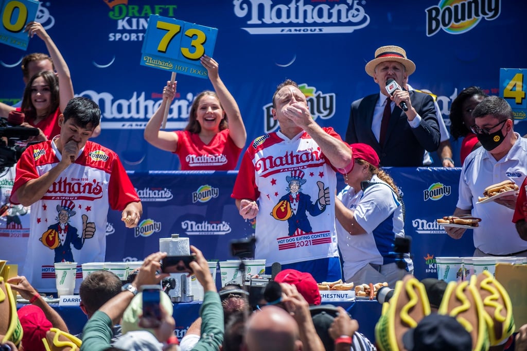 Chowdown-Champion Joey "Jaws" Chestnut brach seinen eigenen Rekord und holte sich den vierzehnten Sieg.