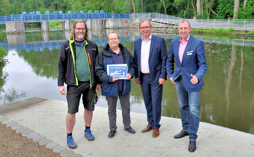 Strahlende Gesichter zur Inbetriebnahme der Kanu-Ein- und Ausstiege 2019 Am Schütz in Staßfurt, von links: Kanutouristik-Unternehmer Boris Funda, LHW-Flussbereichsleiter Dr. Christoph Ertl, Landrat Markus Bauer (SPD) und Oberbürgermeister Sven Wagner (SPD).