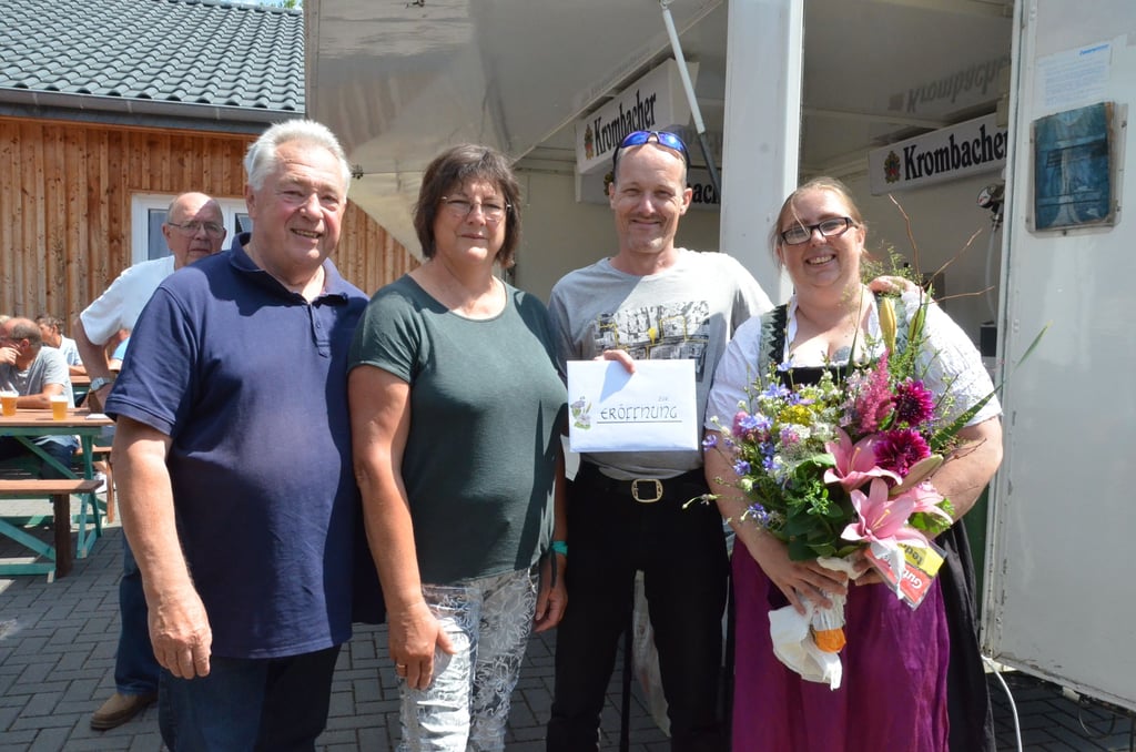 Burkhard Günter und Andrea Starke vom Vorstand des Schönfelder Bungalow-Vereins gratulieren Dirk und Kerstin Deinhard (von links) zur Eröffnung des Bistros.