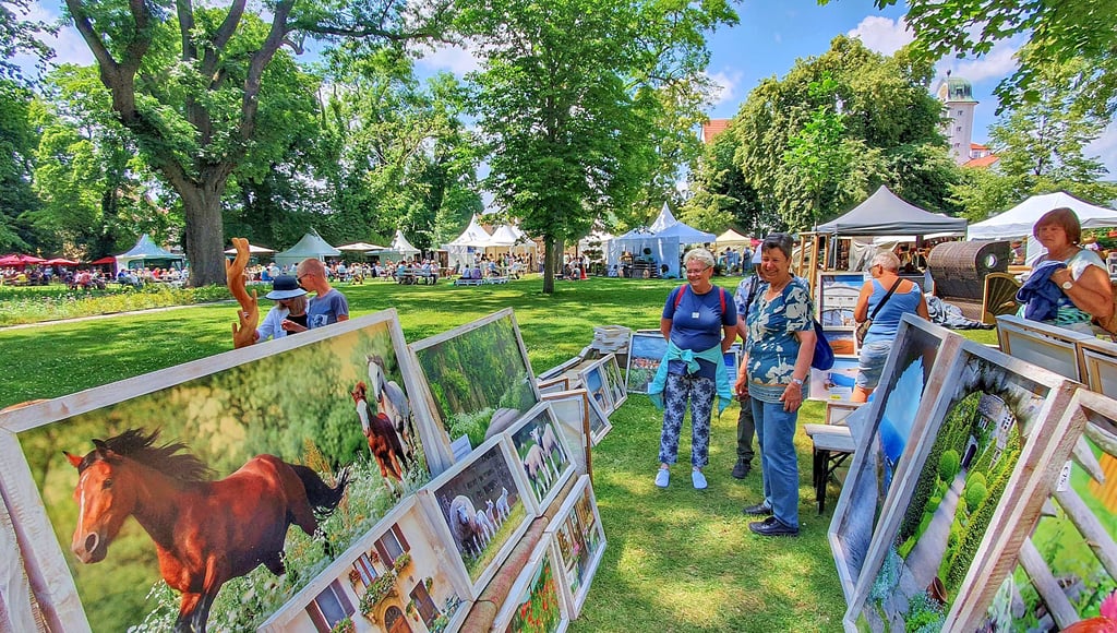 Tausende Besucher kamen zum Gucken, Flanieren, Genießen und Kaufen zur Messe LebensArt in den Stadtpark Aschersleben.
