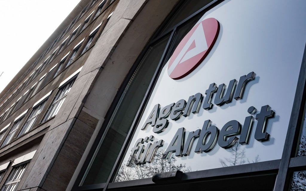 "Agentur für Arbeit" hängt über dem Eingang der Bundesagentur.