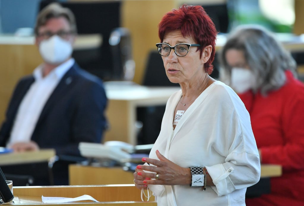 Karola Stange (Die Linke), Landtagsabgeordnete in Thüringen, spricht.