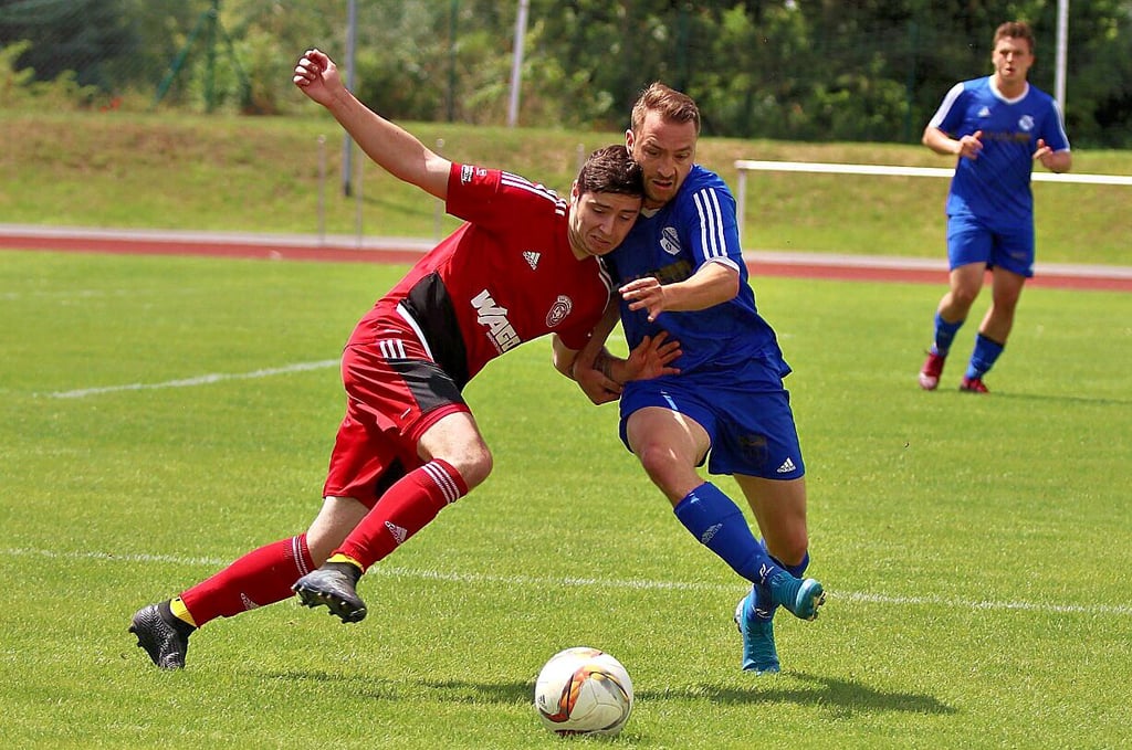 Packende Duelle lieferten sich der VfB Sangerhausen (blau) und die Elf aus Sondershausen. Nach 90 Minuten hieß es 2:2.