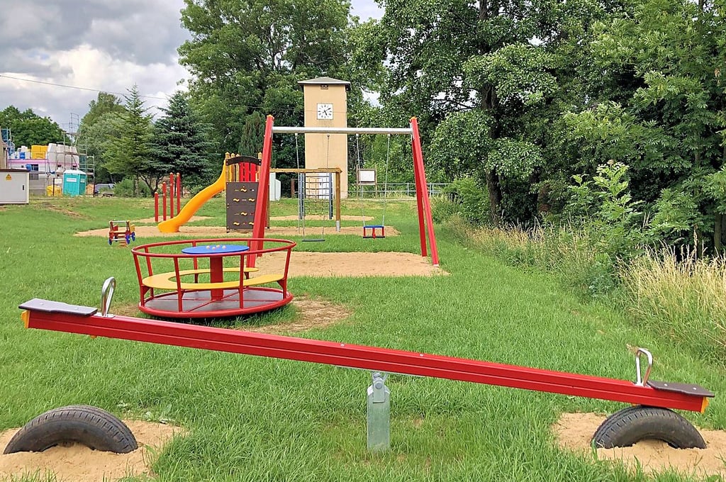 Der Spielplatz in Wernsdorf mit Wippe, Karussell, Schaukel und Klettergerüst wurde mit Hilfe von Spendengeldern finanziert.