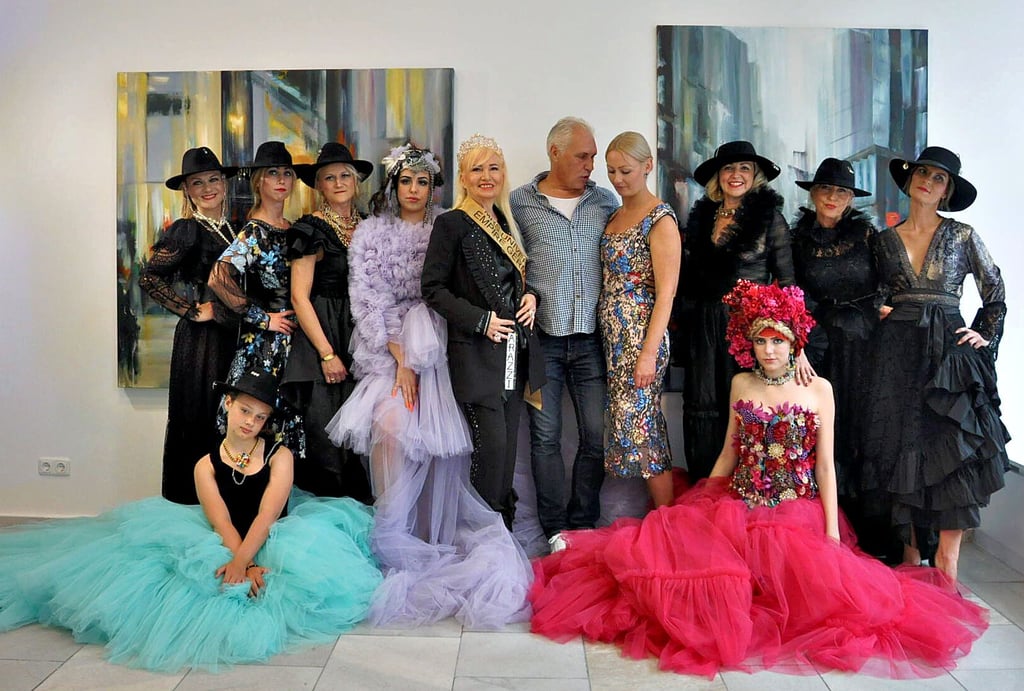 Kunst trifft Mode, hieß es zum Abschluss der Ausstellung mit Bildern von Robert Hettich in der Galerie Fabra Ars. Modedesignerin Jona Hoffmann aus dem Saarland präsentierte Kleider im Bohostil.