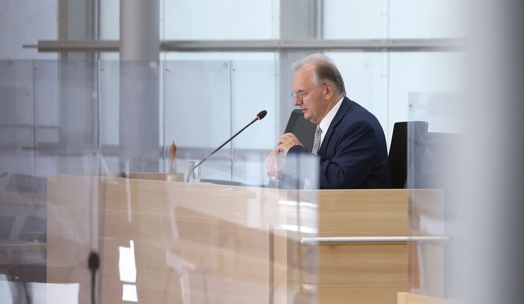 Reiner Haseloff (CDU), Ministerpräsident von Sachsen-Anhalt, sitzt im Landtag.