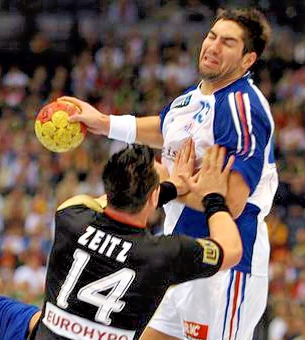 Handball-WM 2007: Christian Zeitz stoppt einen Spieler der gegnerischen Mannschaft.