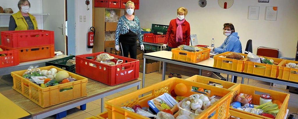 Wie schon zu Beginn der Corona-Pandemie vor gut einem Jahr werden die Kisten bei der Tafel in Havelberg mit Lebensmitteln bestückt, um sie dann draußen vorm Eingang auszugeben.
