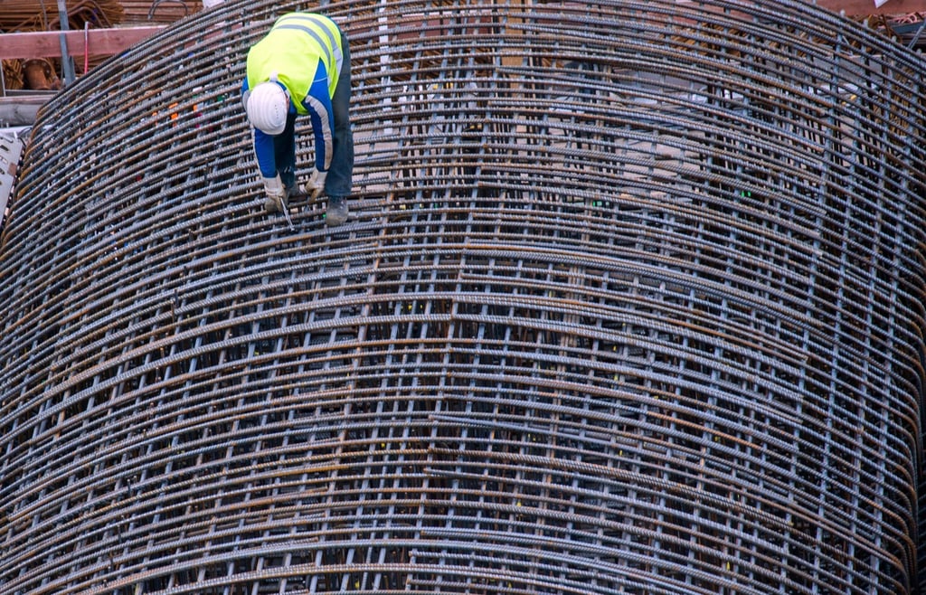 Auf der Baustelle für die künftige U-Bahn-Linie auf der Straße "Unter den Linden" wird der Stahl verarbeitet.