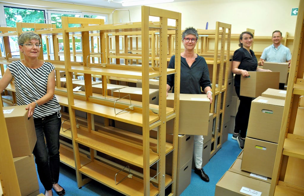 2000 Kisten haben die Bibliothekarinnen der Stadt- und Regionalbibliothek in Staßfurt-Nord für den Umzug ins neue Haus am See gepackt. Hier Corinna Schmoldt (von links) und ihre Chefin Susanne Sulek. Bei einem Besuch informierten Stadtarchivarin Josefine Mank und Christian Schüler, welcher seit kurzem auch für den Bereich der Bibliothek zuständig ist, unter anderem, dass die Eröffnung der Einrichtung am 20. September geplant ist.