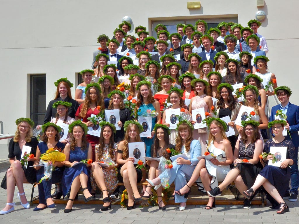 Die Abiturienten des Dr.-Carl-Hermann-Gymnasiums. Lernen und Prüfungsstress liegen hinter den Schülern. Am Freitag folgt der Abiball. Gleich fünf Schüler konnten in diesem Jahr das Abitur mit der Bestnote 1,0 abschließen.