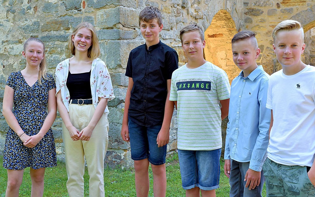 Lena Döbel (v.l.), Alia Wienecke, Pascal Mertens, Marlon Strauß, Tom Neubauer und Nick Schneider haben einen Gottesdienst an der Stiftskirchenruine in Walbeck gestaltet, in dem es um die Zukunft ging. Sie haben ihre Sorgen und Wünsche zum Thema gemacht.