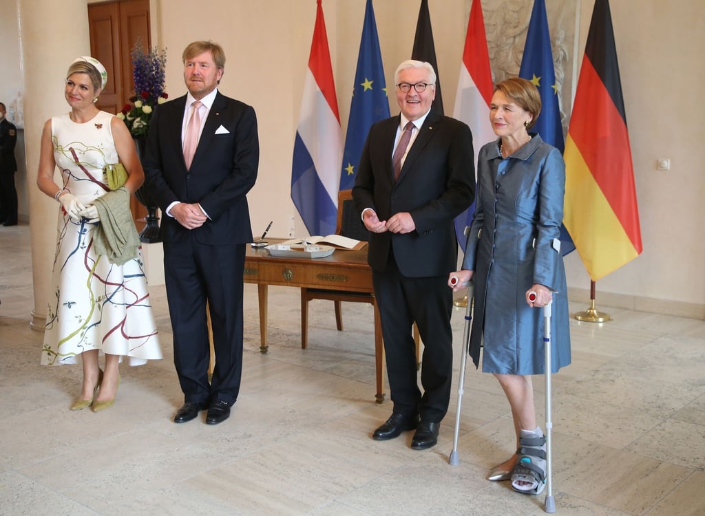Bundespräsident Frank-Walter Steinmeier (2.v.r.) und seine Frau Elke Büdenbender (r) begrüßen König Willem-Alexander der Niederlande und Königin Maxima im Schloss Bellevue.