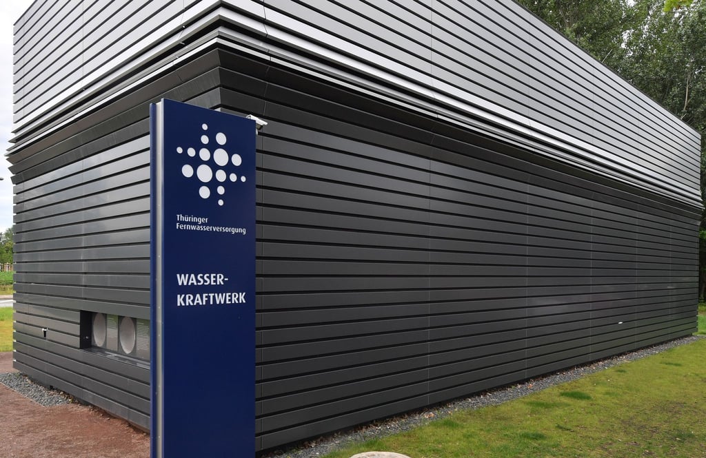 "Wasserkraftwerk" steht auf einem Schild vor dem Neubau der Anlage.