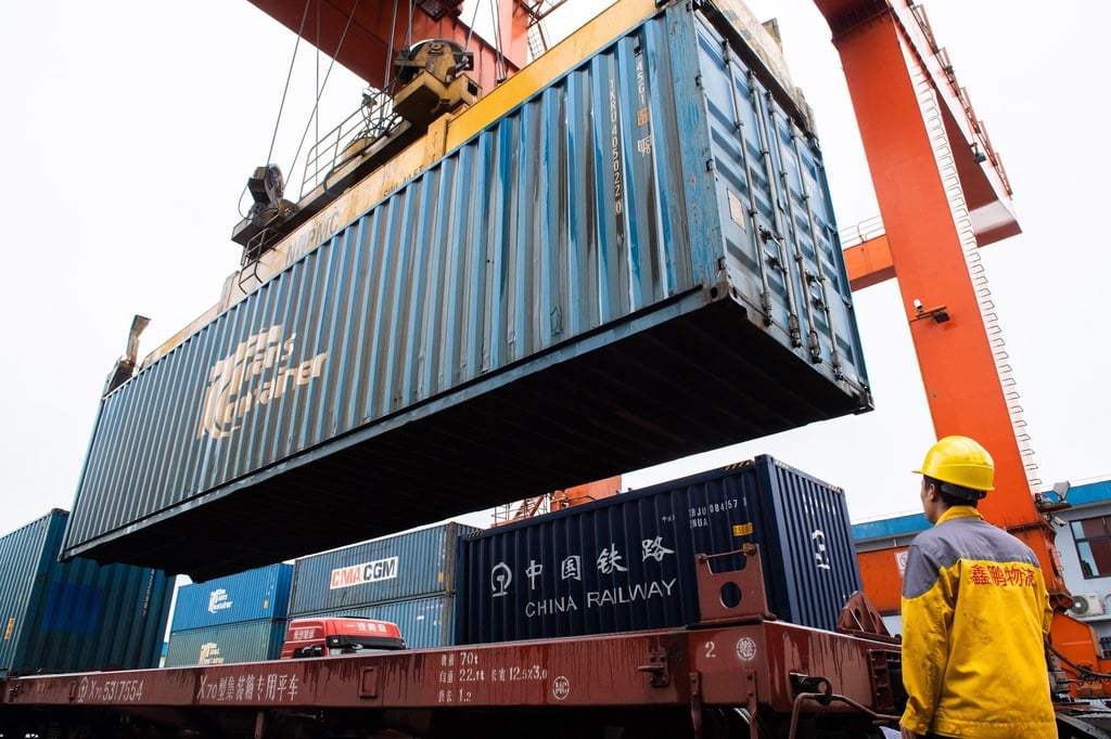 Ein Container wird in China verladen. Symbolbild