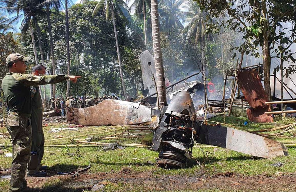 Teile der Hercules-Maschine an der Absturzstelle in der Stadt Patikul im Süden der Philippinen.