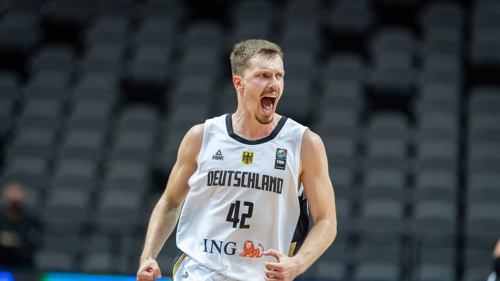 Basketball-Nationalspieler Andreas Obst aus Halle jubelt im finalen Qualifikationsspiel gegen Brasilien.