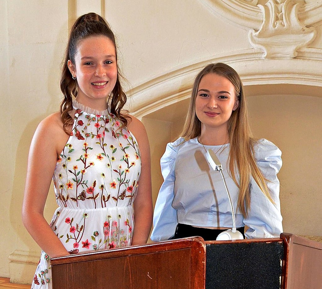 Anika Braune und Lena Kübitz haben sich im Namen aller 55 Zwölftklässler beim Lehrerkollegium und den Eltern für die Unterstützung bedankt.