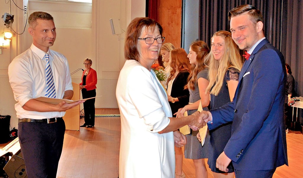 Schulleiterin Veronika Schimmel überreichte am Sonnabend in der Stadthalle feierlich die 55 Abitur-Abschlusszeugnisse. Die Zwölftklässler erreichten einen Gesamtdurchschnitt von 2,25.
