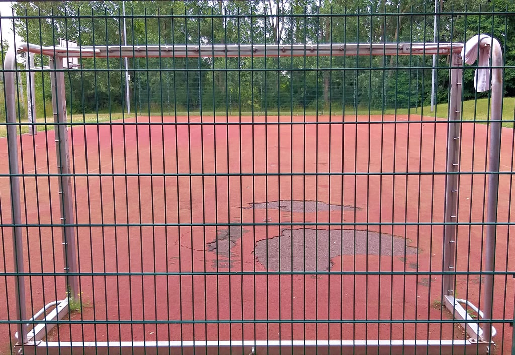 Der Bolzplatz an der Hans-Grade-Straße weist viele Schäden auf. Eine Sanierung ist dringend notwendig.