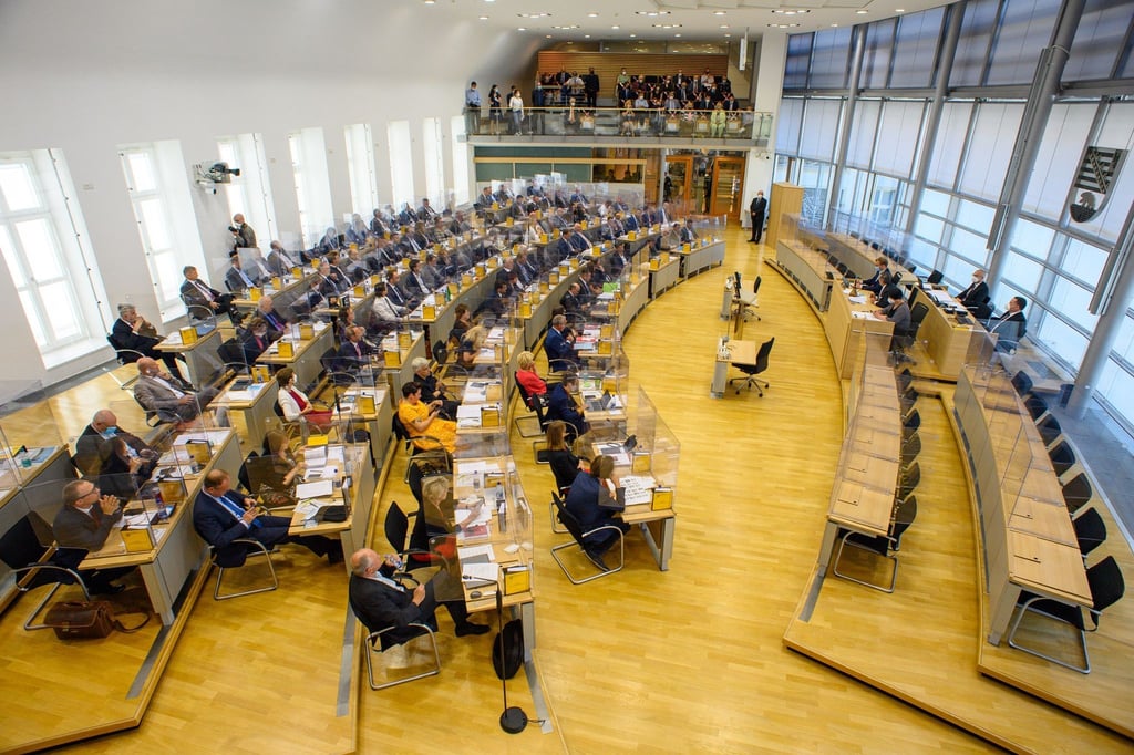 Die neuen Abgeordneten des Landtagss von Sachsen-Anhalt sitzen auf ihren Plätzen.