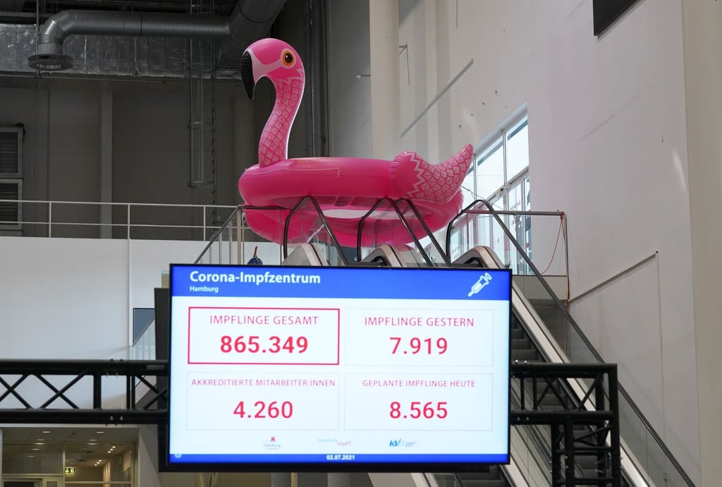 Das Maskottchen „Impfi“ liegt im Mitarbeiterbereich des Impfzentrums in den Messehallen.