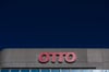 Das Logo des Otto Konzerns ist vor blauem Himmel zu sehen.