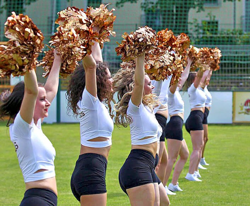 Cheerleader fehlten natürlich auch nicht.